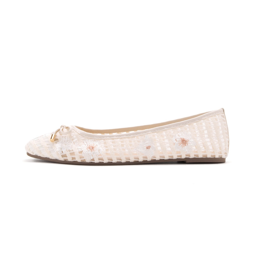 Berrybenka รองเท้าผู้หญิง รุ่น Sofia Marvie Embroidery Lace Flat รองเท้าตาข่าย ปักลาย ส้นแบนหัวมน (สี Ivory)