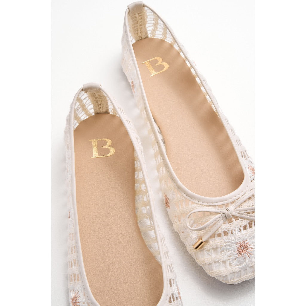 Berrybenka รองเท้าผู้หญิง รุ่น Sofia Marvie Embroidery Lace Flat รองเท้าตาข่าย ปักลาย ส้นแบนหัวมน มีให้เลือก 2 สี