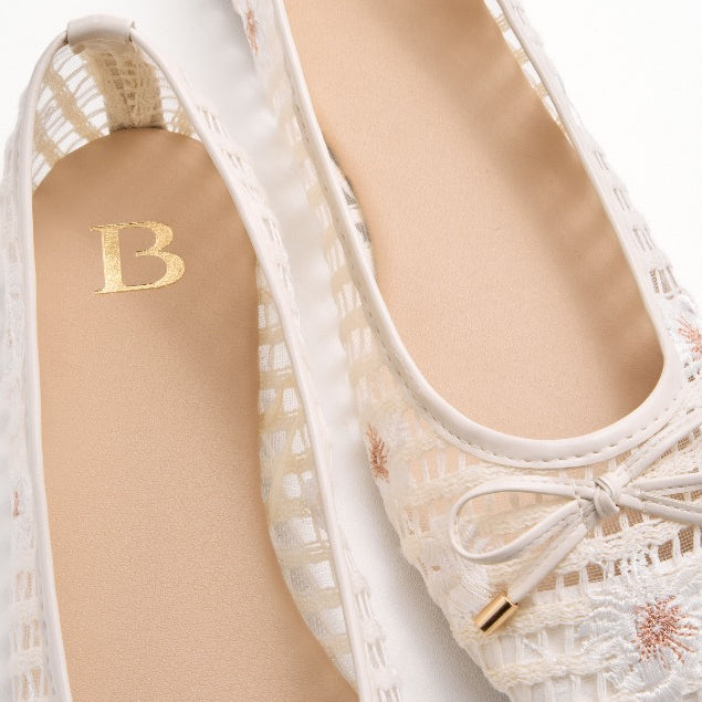 Berrybenka รองเท้าผู้หญิง รุ่น Sofia Marvie Embroidery Lace Flat รองเท้าตาข่าย ปักลาย ส้นแบนหัวมน (สี Ivory)