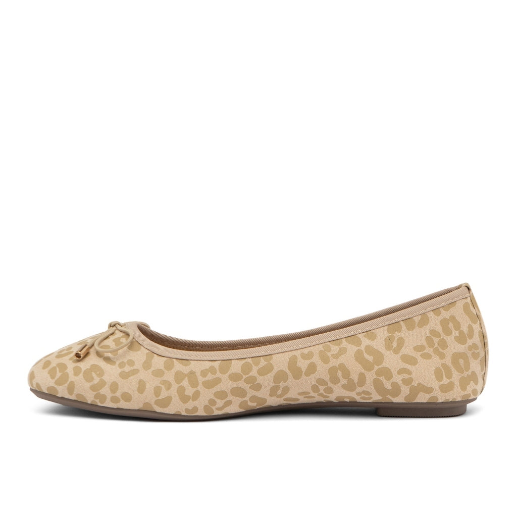 Berrybenka รองเท้าผู้หญิง รุ่น Sofia Micca Ballerina Flat Beige รองเท้าบัลเลริน่า ส้นแบนหัวมน