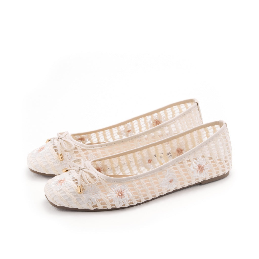 Berrybenka รองเท้าผู้หญิง รุ่น Sofia Marvie Embroidery Lace Flat รองเท้าตาข่าย ปักลาย ส้นแบนหัวมน (สี Ivory)